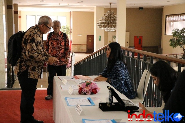 Para tamu undangan melakukan registrasi pada acara HUT IndoTelko ke-8